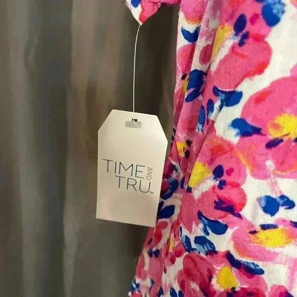 106. Time and Tru Floral Tank Top, Size M - Picture 5 of 5